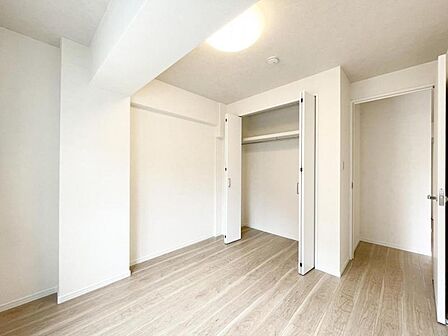 【洋室:5帖】シンプルで温かみのあるデザインで、ゆったりと過ごせます。