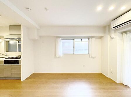 【LDK:9帖】落ち着いた色合いの内装で、居心地の良い空間を演出。