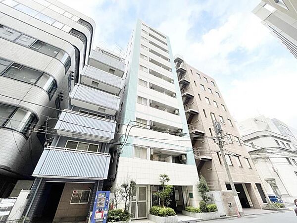 落ち着いた色合いで、周囲の街並みに馴染む外観です。