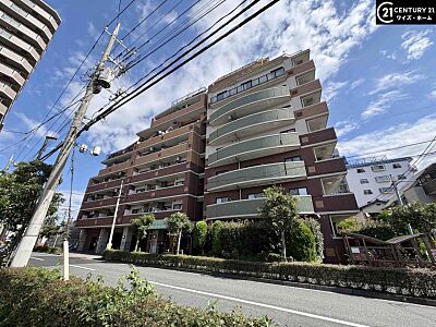 外観：【外観】青空に映える重厚な佇まい。都心の喧騒を忘れさせる端正な外観。