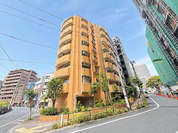 【外観】周辺の街並みと穏やかに調和しながら、独自の洗練された存在感を放つ外観デザイン。素材の選定から細部の納まりに至るまで、美しさと機能性を追求した設計です