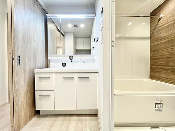 【洗面所】使い勝手の良い洗面台で、朝の準備もスムーズにこなせます。