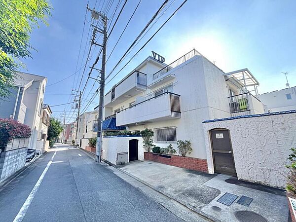 【外観】落ち着いた色合いで、周囲の街並みに馴染む外観です。
