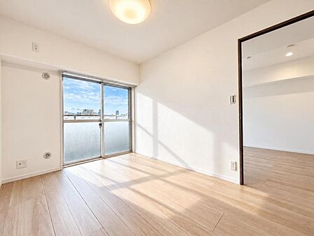 【洋室:5.2帖】シンプルで綺麗な形の居室は季節に合わせてインテリアを楽しみながらお住まいいただけます。