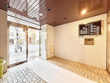 【エントランス】住まいの顔ともいえるエントランスは、上品で洗練された印象に仕上がっています。