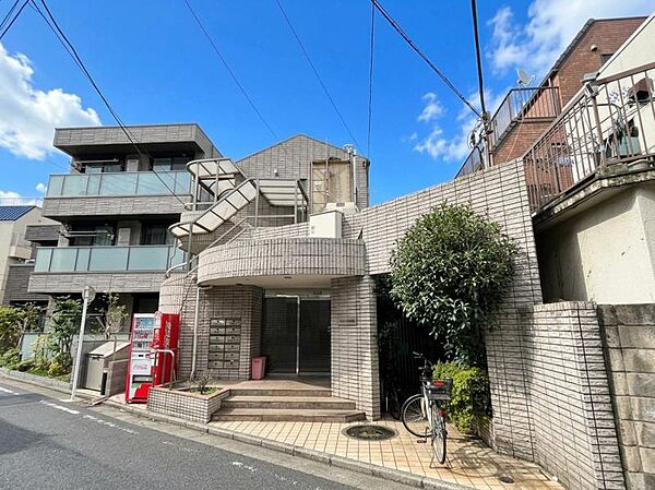 【外観】青空に映えるあたたかみのある外観デザイン。日々の暮らしに寄り添う穏やかな住環境。