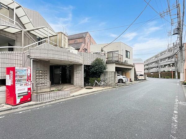 【外観】青空に映える重厚な佇まい。都心の喧騒を忘れさせる端正な外観。
