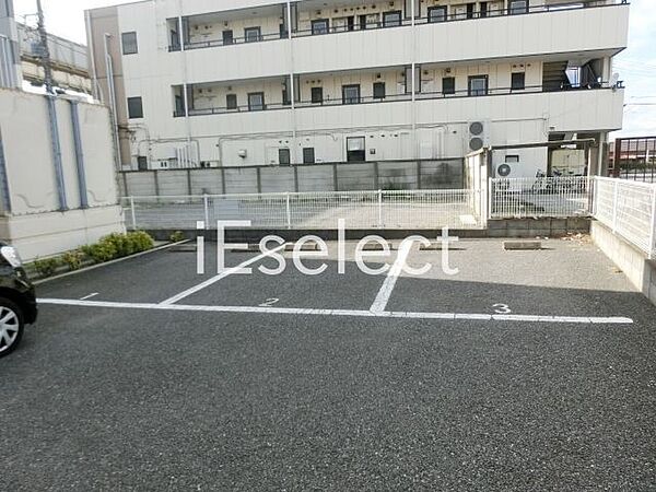画像8:敷地内の駐車場（要空き認）