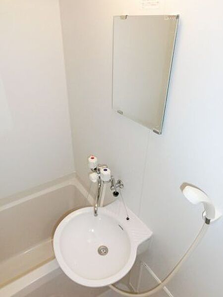 画像12:バスルームに洗面台があります。
