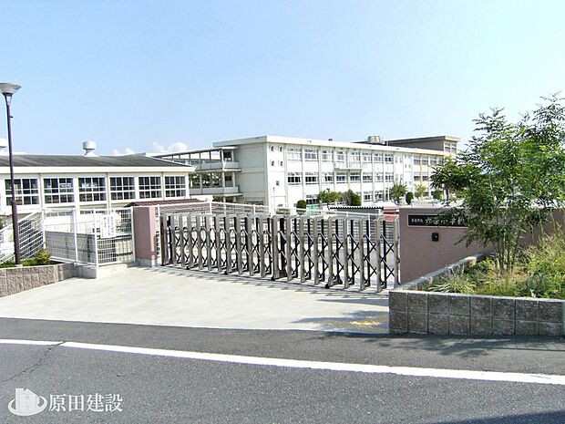 奈良市立六条小学校まで徒歩約7分（約555ｍ）