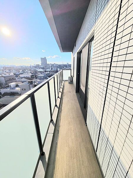 陽当たりの良い南向きバルコニー。開放的な眺望が広がり、洗濯物も気持ちよく乾く、日常にゆとりをもたらす屋外空間です