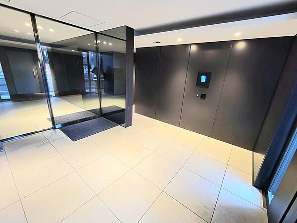 オートロックを備えた風除室。分譲マンションならではの安心感と清潔感が感じられます