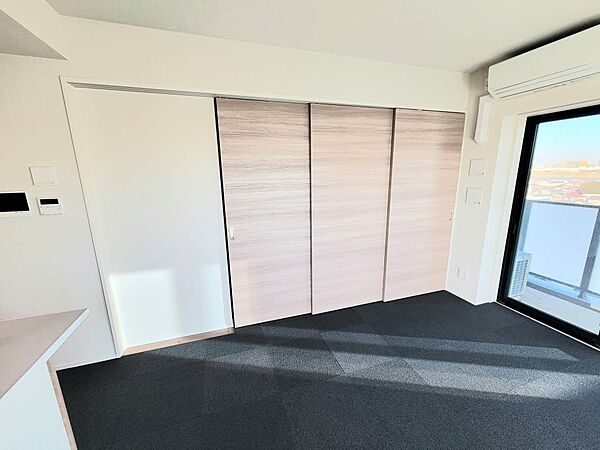 明るい自然光が差し込む、シンプルで使いやすい居室。スライド扉で空間を自在にアレンジできます