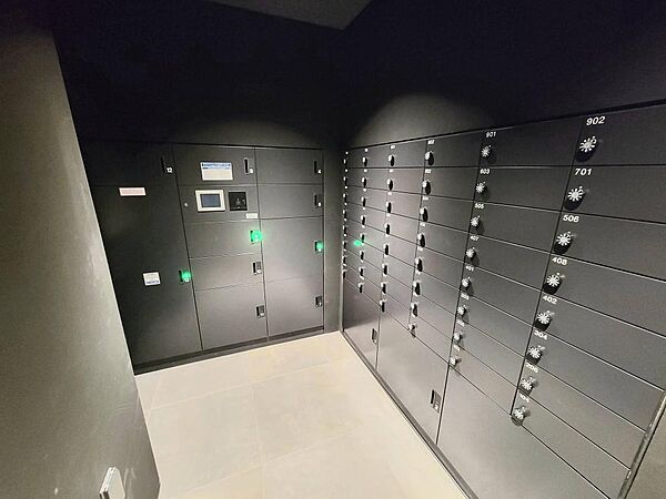 不在時の荷物受け取りにも便利な宅配ボックスを完備した、機能性の高い共用スペース。メールボックスと一体で配置されており、日々の動線もスムーズです