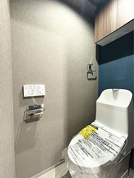 落ち着いたアクセントクロスを採用したトイレ。温水洗浄機能付きで、毎日気持ちよくお使いいただけます。
