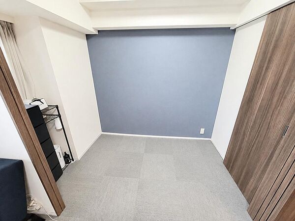 洋室の壁面にはダークグレーのアクセントクロスが貼られていて落ち着いた雰囲気を醸し出しています。ウォークインクローゼットの扉は引き戸になっていますので居室内に干渉せずデッドスペースを作りません