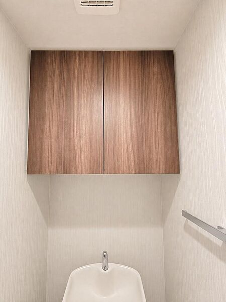 トイレには小物の収納に便利な吊戸棚を採用しています