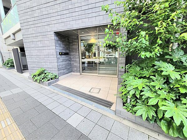 エントランス外観は緑豊かな植栽が印象的です。ディテールに至るまでこだわったマテリアルが、繊細にして優美な邸宅の風格を物語ります