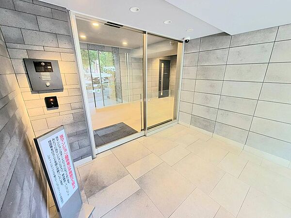 エントランスは、不審者の侵入に効果を発揮するオートロックシステムです。Tebraキーを採用し、ハンズフリーで開錠できるので便利です