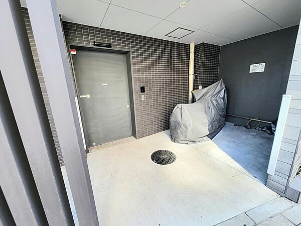 敷地内バイク置場。屋根付きで盗難防止のバーが設けられています