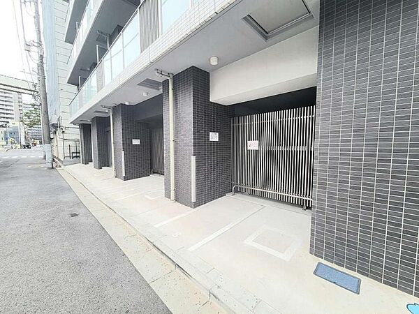 バイク置場。盗難防止用のポールが設けられています