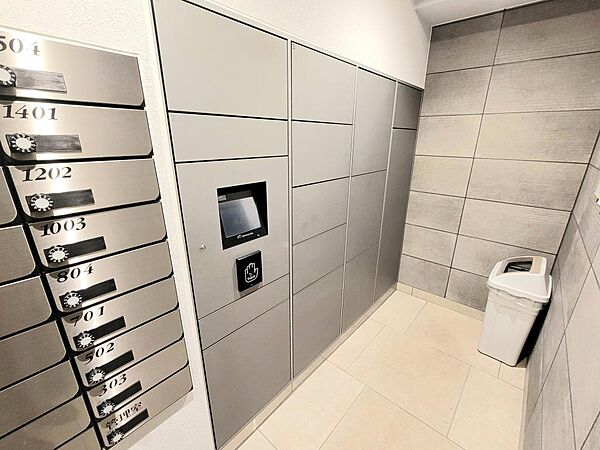 不在時にも荷物を受け取れる宅配ボックスを完備。外出の多い方やネットショッピングを利用される方にも便利な設備です。