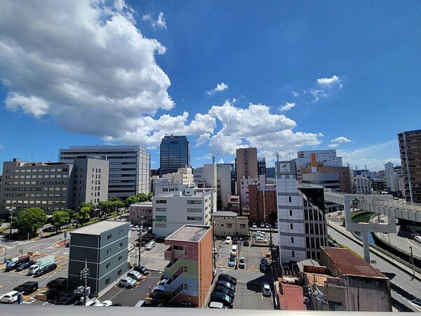 正面に建物がないため、窓の向こうに開放的な眺望が広がります
