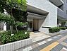 エントランス：植栽を配した落ち着きあるエントランス。道路から一歩奥まったアプローチが設けられています。