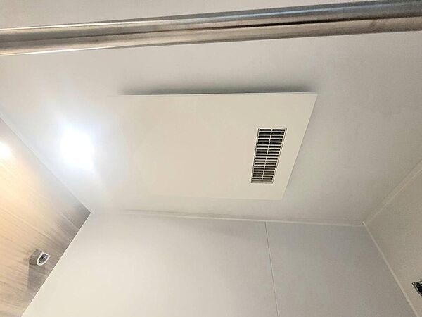 浴室換気乾燥暖房機を搭載。雨の日の衣類乾燥や寒い季節の入浴を快適にサポートします。