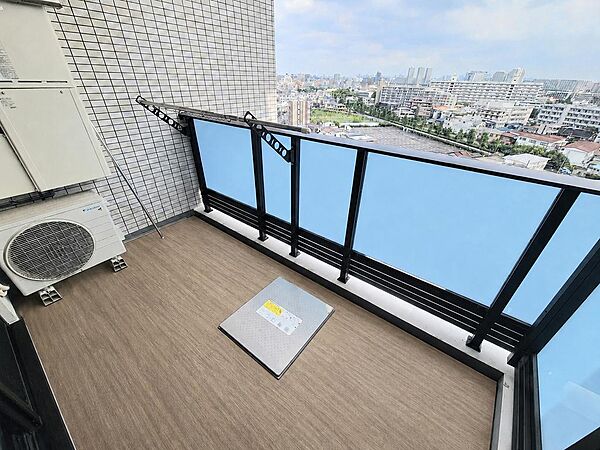 北東向き・面積6.10m2のバルコニー。11階ならではの開放感があります。