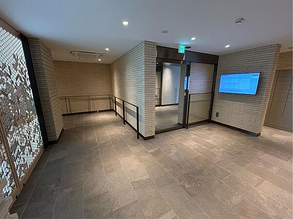 タイルを基調としたホテルライクな共用空間。ゆとりを持たせた設計で、マンションの上質感を感じられます。