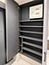 収納：大容量の下足入れ。上部にブレーカーがあります。靴や傘を豊富に収納していただくことができます