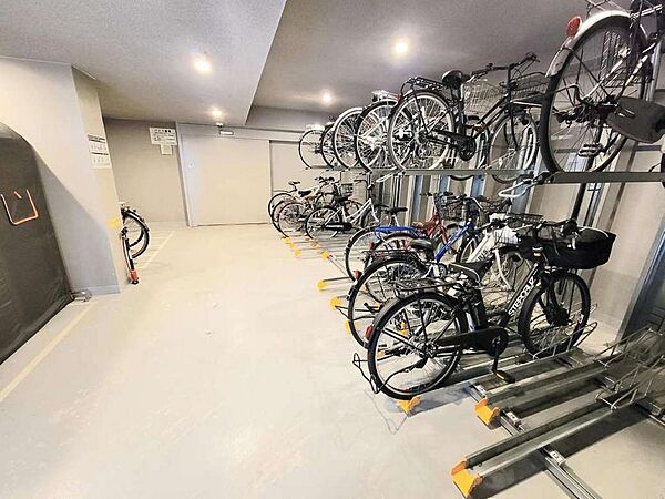 室内設置の自転車置場。風雨から大切な自転車をも守ります