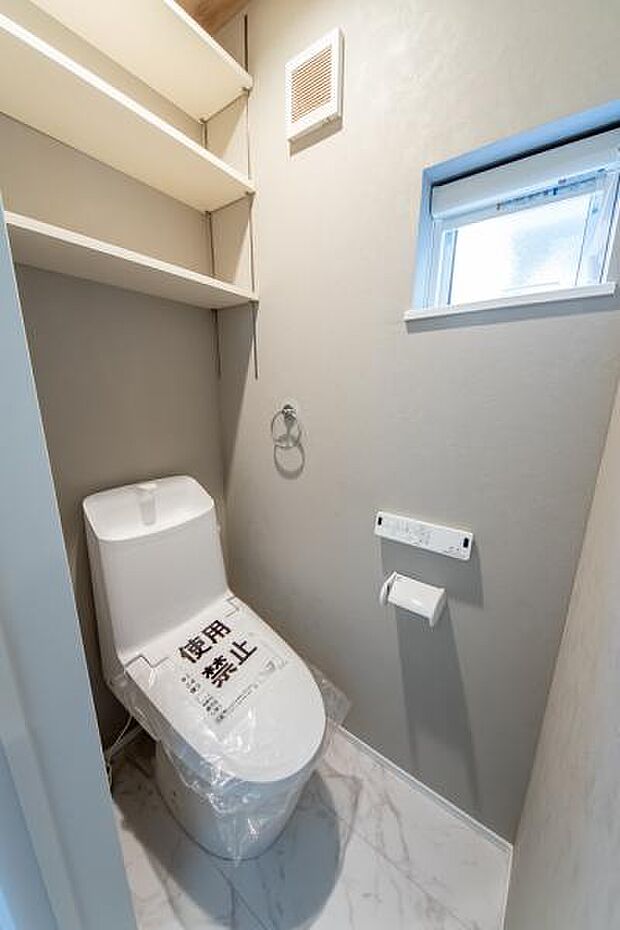 1F・トイレ／用具・消耗品ストックができる収納棚付きのトイレスペース。