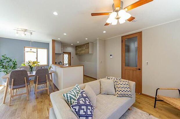 爽やかなアクセントクロスで、温かみのある北欧風のリビングに。リビング全体を見渡せる対面式キッチン採用。/建築プラン例(内観同仕様)/建物面積:89.43m2/建物価格:2150万円