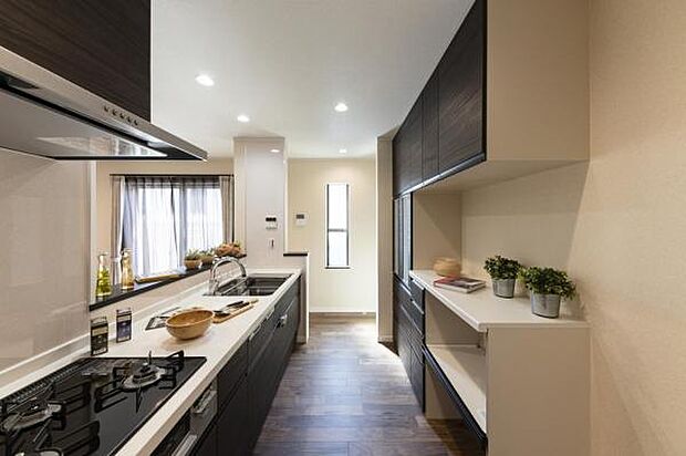 【選べるメーカー】リクシルES／タッチレス水栓や食洗機といった設備のほかに、背面収納・吊戸棚なども細かくカスタイマイズ可／建築プラン例（内観同仕様）／建物面積：89.43ｍ2／建物価格：2150万円