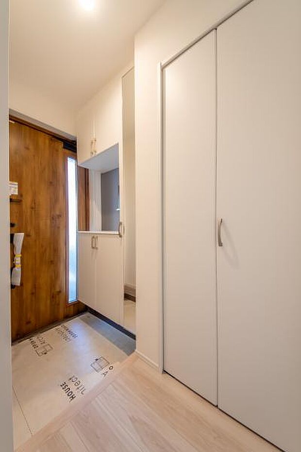 玄関スペース/靴をたっぷり収納できるシューズボックスに加え、廊下クローゼットがありアウターなどを収納できます。