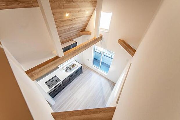 ダイナミックな吹抜けで開放感のあるLDK。勾配天井により天井から光が降り注ぐ明るい空間となっています。