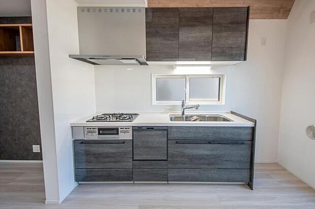 人気のストーン調パネルデザインが落ち着いた雰囲気を醸し出すキッチンスペース