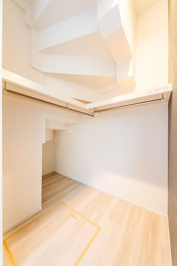 階段下を有効活用したゆとりあるウォークインクローゼット