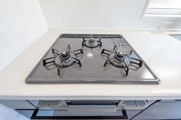 コンロ/お料理好きな方にうれしい3口コンロ。同時にたくさん調理できるので、料理のレパートリーが広がりそうですね
