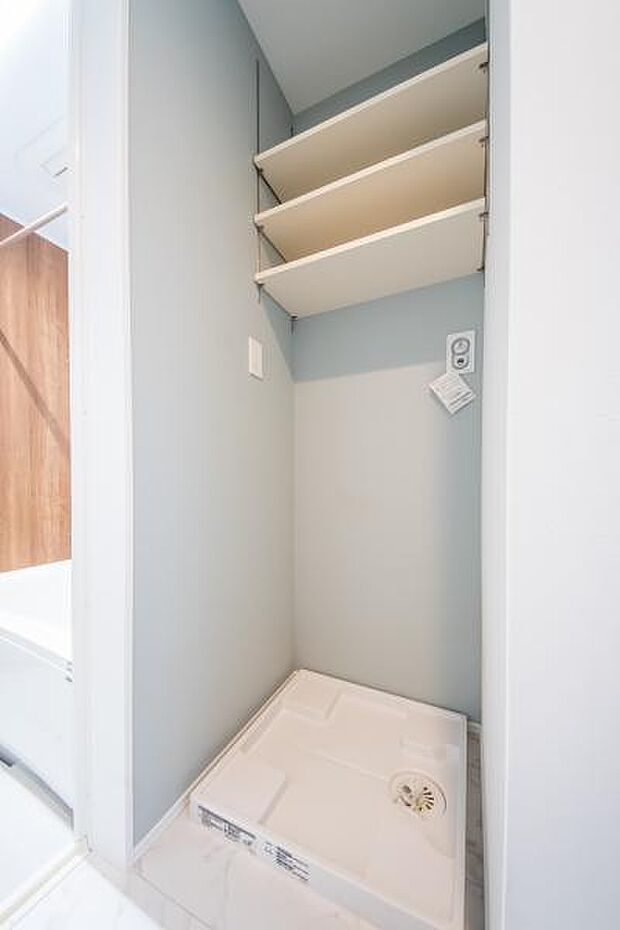 室内洗濯機置き場/タオルや洗剤のストックができる収納棚付き