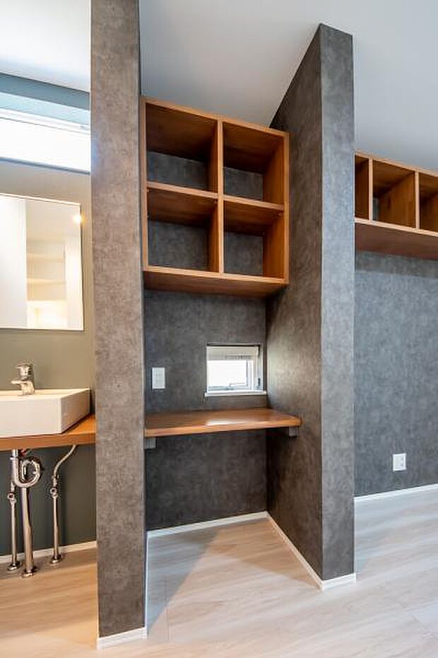 造作カウンターにもブックシェルフが備わっており、書斎・テレワーク・読書スペースとして活躍します。