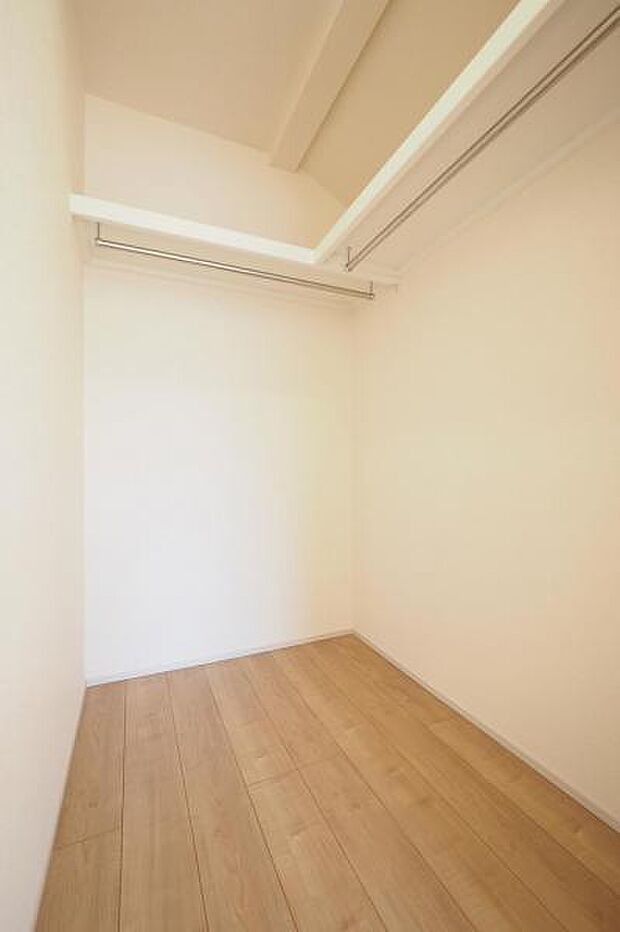 主寝室8.75帖に繋がるウォークインクローゼット