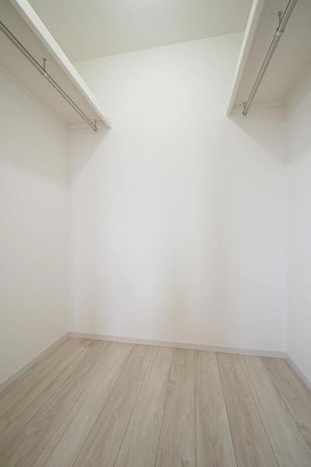 主寝室6.57帖につながるウォークインクローゼット