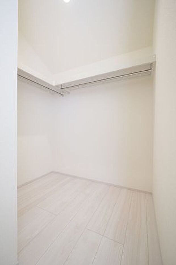 洋室8.5帖のウォークインクローゼット