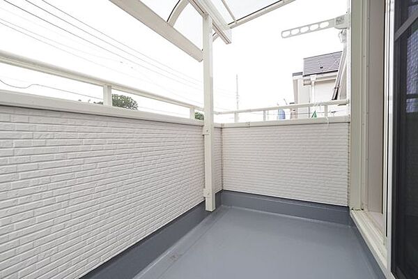 【バルコニー】あたたかな陽が差し込む、広々としたバルコニー。