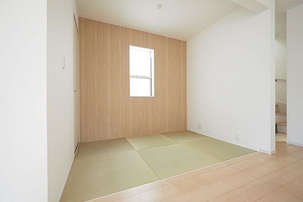 【畳コーナー】3帖ほどの和室コーナーは、お子様の遊び場や来客時などに便利です。