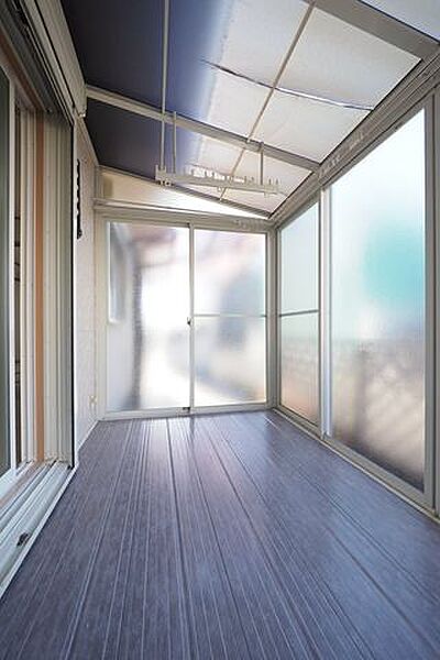 【　サンルーム　】1階・2階ともにサンルーム付きです。天候や花粉を気にせず洗濯物が干せます。また、日光が取り入れやすく、サンルームにつながる部屋全体が明るくなります。