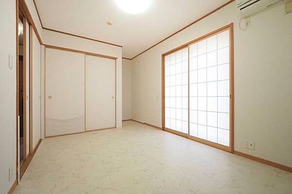 【　洋室　】リビング横にある6.5帖の洋室です。